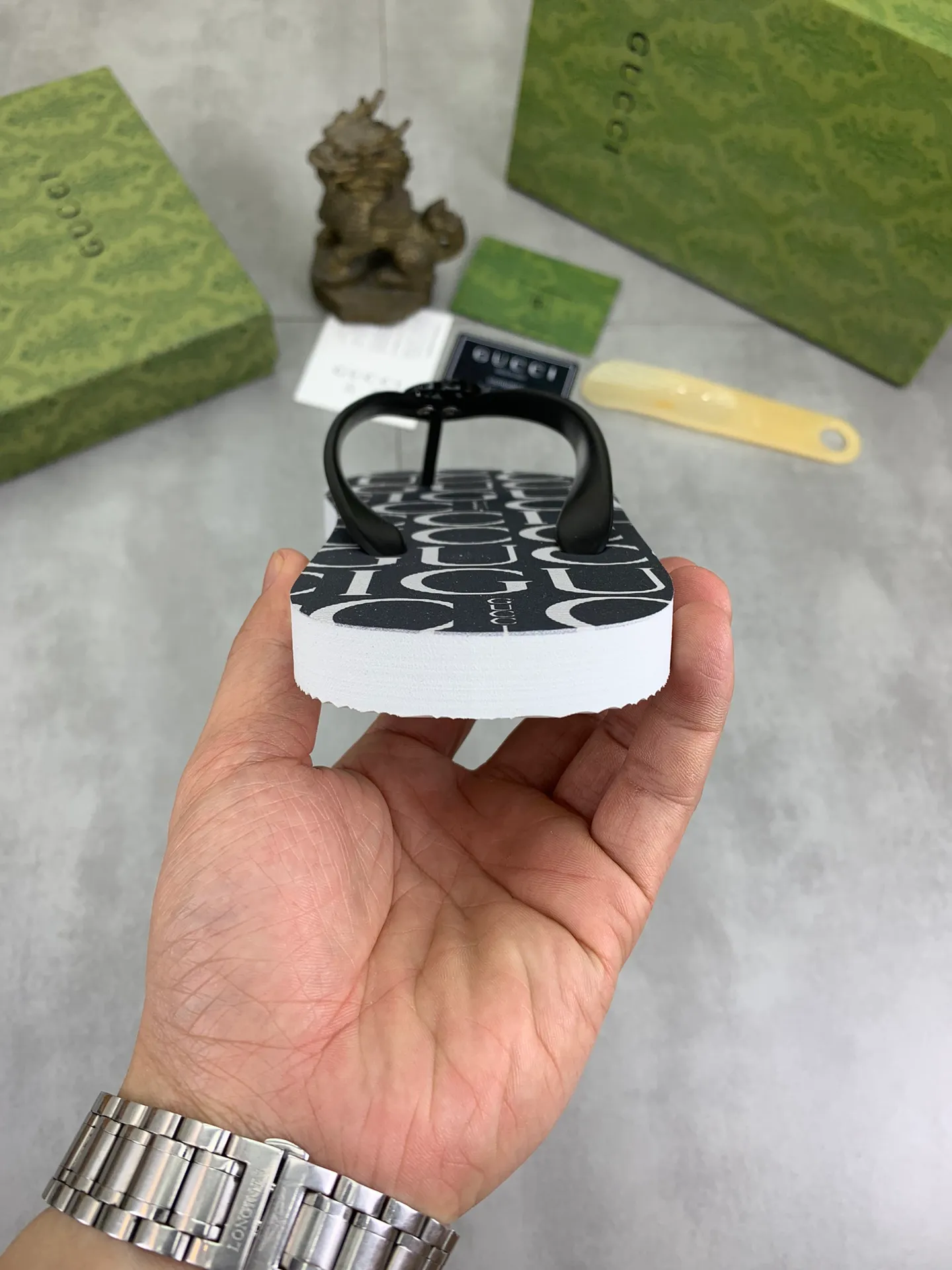 Men's men's shoes 💰P220💰【New style】🆘【GUCCI】Official website's popular Gucci adult couple 🧑‍🤝‍🧑 style, children's flip-flops are on sale at the counter simultaneously! Original fabric imported from Italy. Original bottom provided by the original factory. Size: Adult 36-45. Children’s size: 30-37. Multiple colors available.
